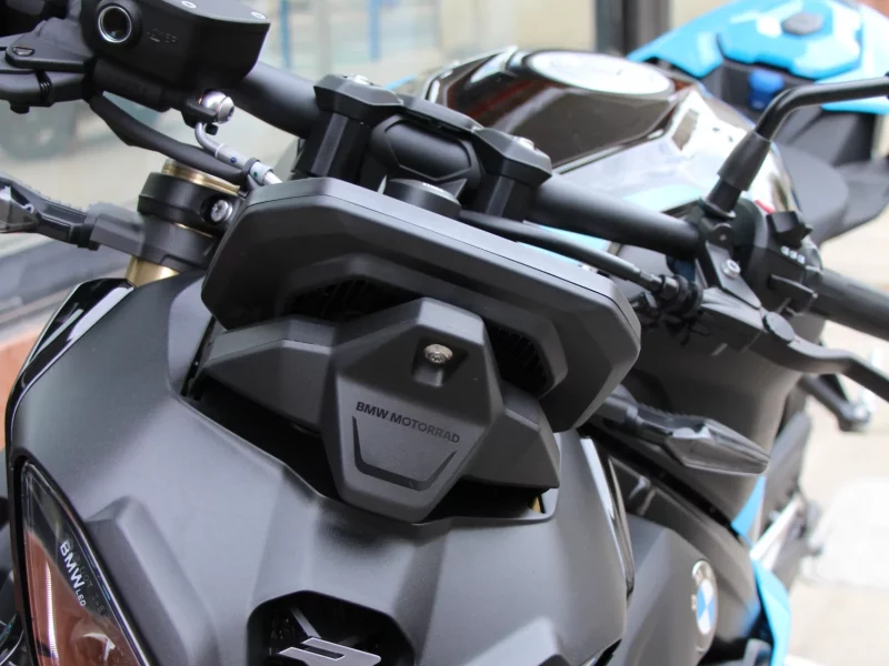 Une moto de l'auto-école Veillon à Nice