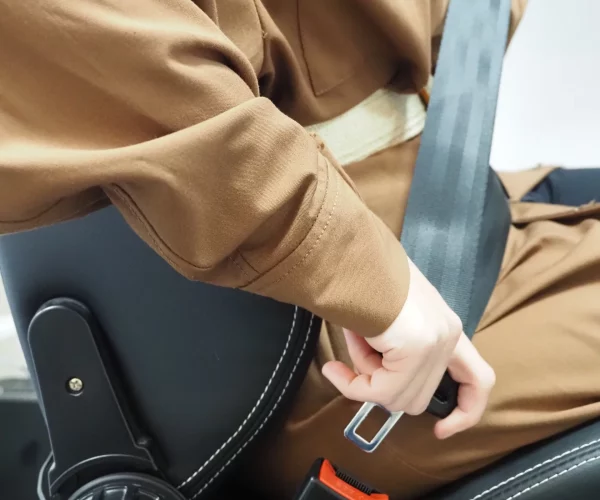 Découvrez les différents modes de financement Une élève attache sa ceinture pour commencer sa formation