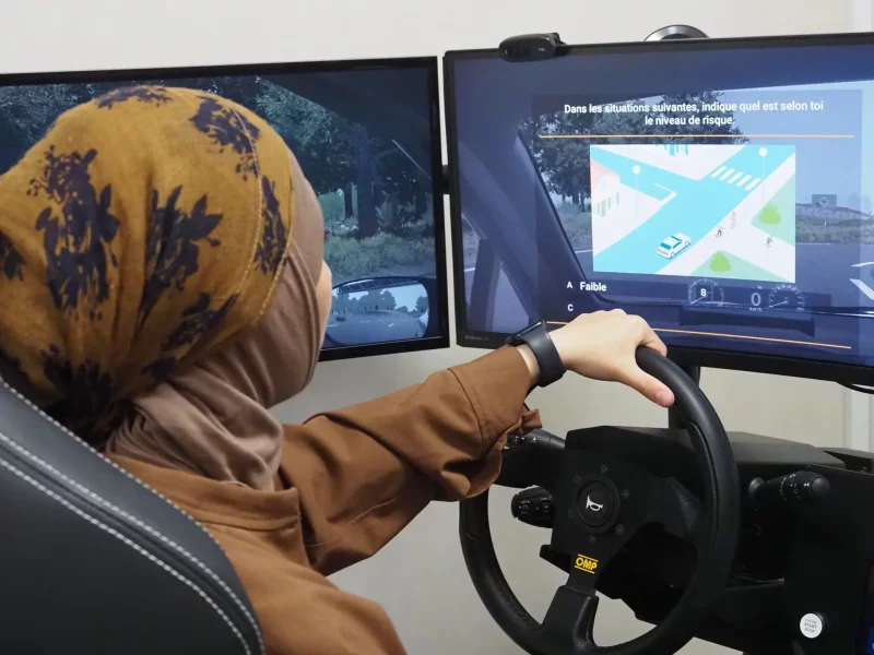 Une élève s'exerce dans le simulateur de l'auto-école Veillon à Nice
