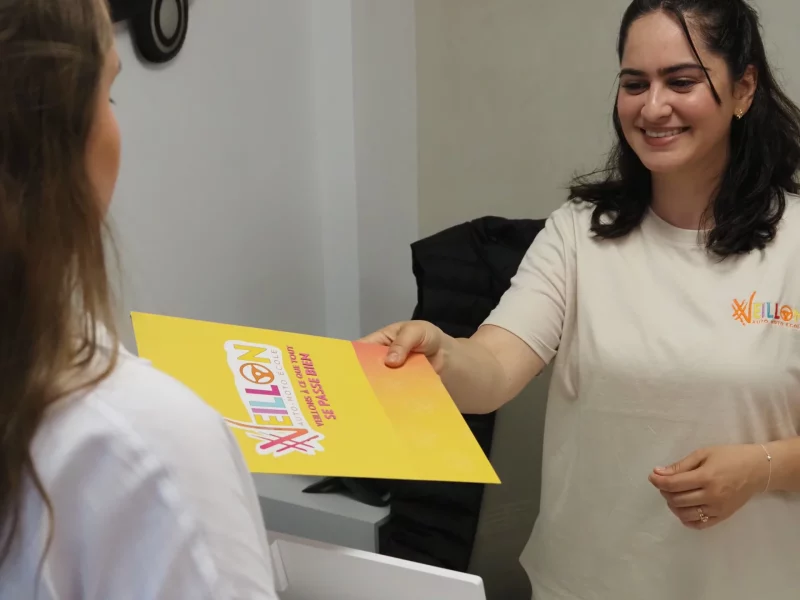 Fatma, de l'auto-école Veillon à Nice, transmet le permis à une élève