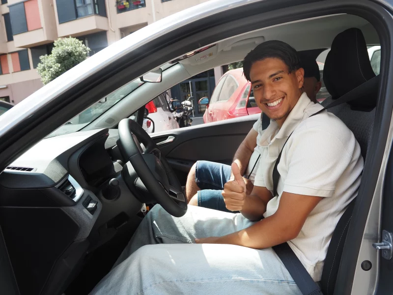 Un élève souriant dans la voiture de l'auto-école Veillon à Nice