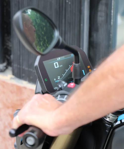 Découvrez les différents modes de financement Un moniteur est sur une moto de l'auto-école Veillon