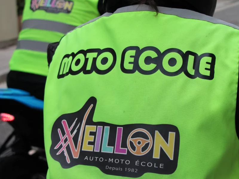 Le gilet de la moto-école Veillon à Nice