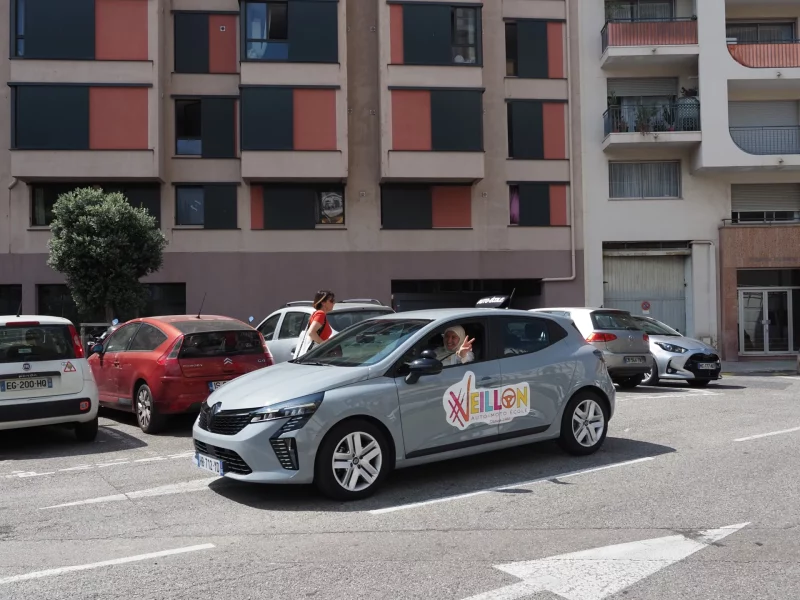 Un élève et une monitrice partent en formation permis auto